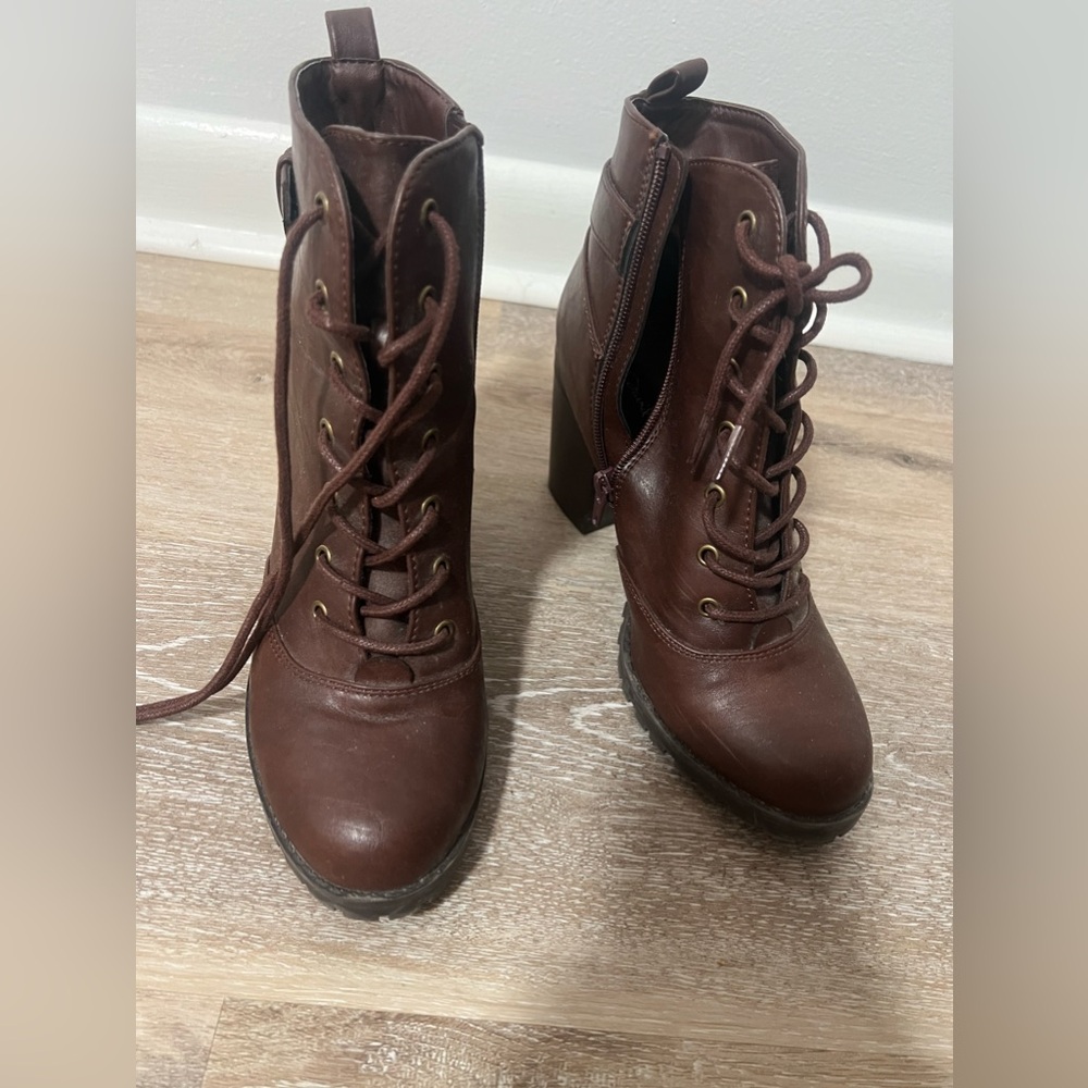Brown boots with laces, size 8